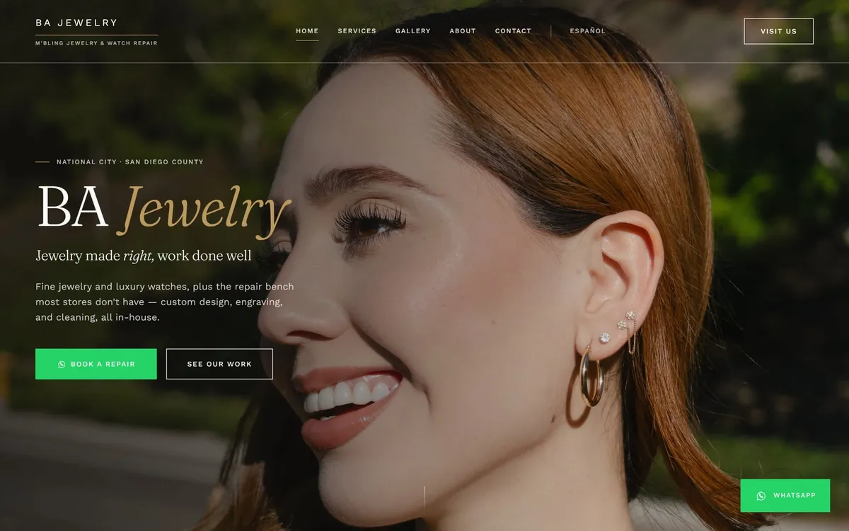 Home de BA Jewelry con fotografía editorial en primer plano y wordmark dorado