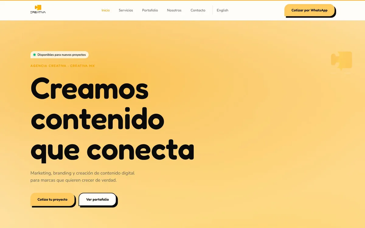 Home de Creativa MX con titular grande sobre fondo ámbar y botón de cotización por WhatsApp